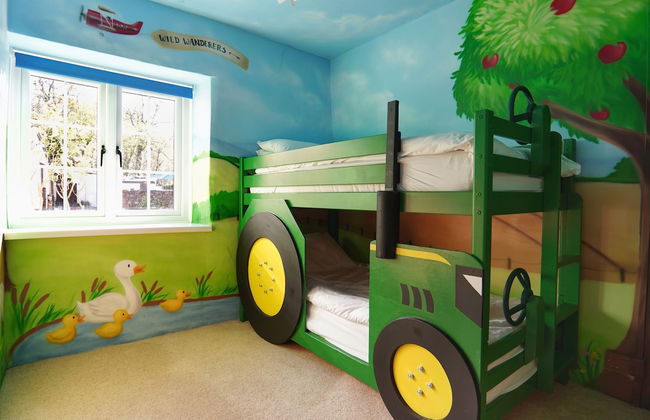 Kids Fun Farm Themed Bedroom in Cosy Cob Cottage - Foto 1