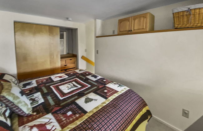 208 Village Gate Studio Bedroom Condo by RedAwning - Photo 2