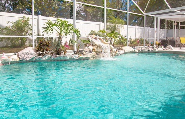 3 Bedroom Home With Private Screened Pool With Rock Waterfall Feature and Gameroom by Florida Dream Homes - Foto 33