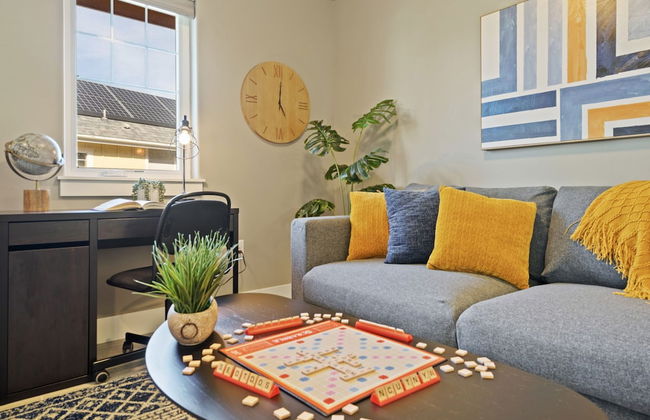 Quiet Urban Community – Designer Home W/ Hot Tub! - Foto 12