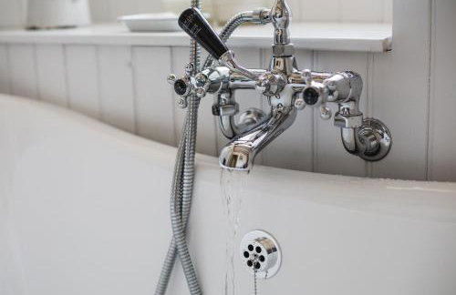 Gleneda Cottage - a renovated, traditional Cotswold cottage full of charm with fireplace and garden - Photo 19