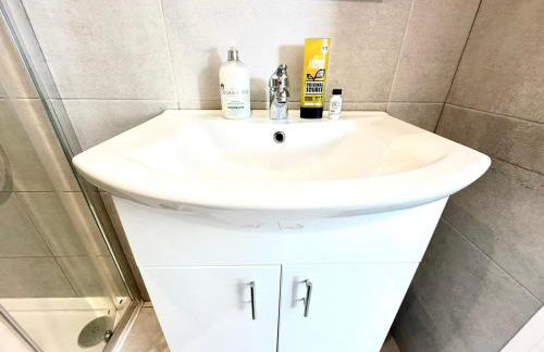 Sunny Modern, Private Apartment,15 Mins To Central London - Photo 20