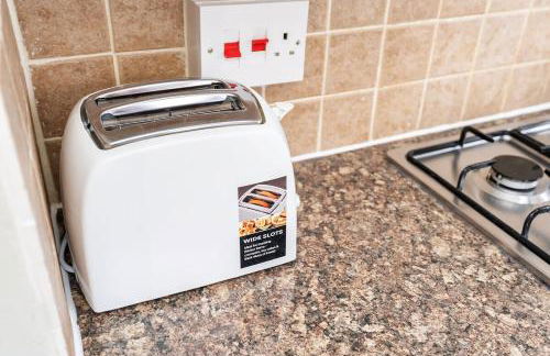 Convenient 2BR House with Great Transport Links - Photo 19