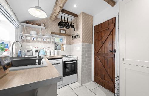 Charming 2-BR Cottage in Stonehouse with Courtyard Garden and Log Fire - Foto 13