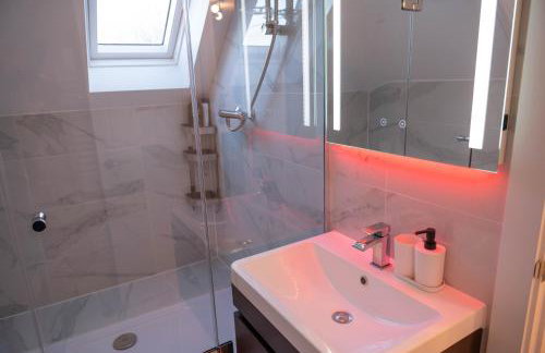 Walnut Flat, 2-Bedroom with Ensuite - Parking, Netflix, WIFI - Close to Oxford, Bicester & Blenheim Palace - F4 - Photo 38