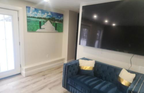 Shrewsbury King Suite | 100in TV + Shower - Foto 8