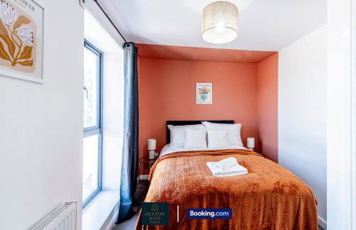 Luxury Retreat For 10 Short Lets & Serviced Accommodation Manchester with Hot Tub and Spacious Garden - Foto 3