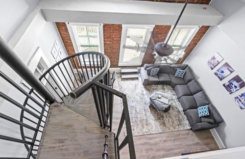 Main Street Balcony Apartment For up to 8 guests! - Foto 8