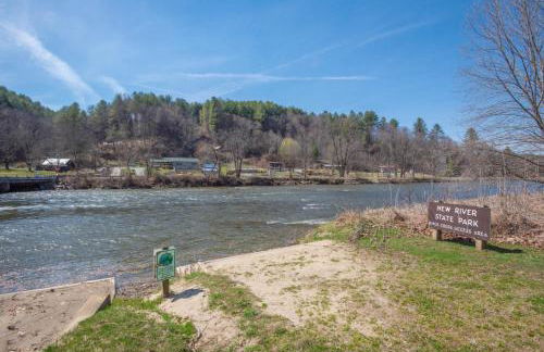 New River Views & Access - Hot Tub, Gazebo, Fire Pit, Next to Riverside Canoeing! - Foto 8
