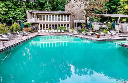 Charming A-Frame Cabin w Hot Tub & Mountain Views - Foto 49