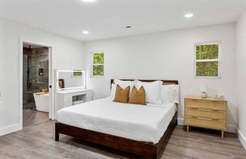 Stylish Lakehouse with Black-and-White Modern Design near Lake Hartwell, Clemson SC - Foto 19