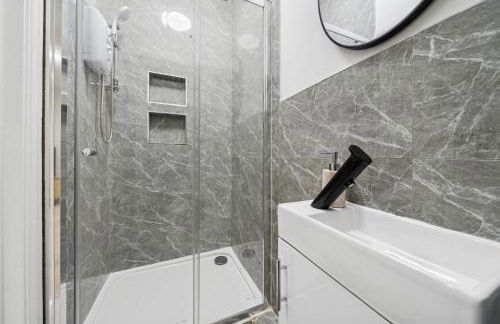 Deja Two Luxe 4BR House By AltoLuxo Short Lets & Serviced Accommodation With Free WiFi & Parking - Foto 48