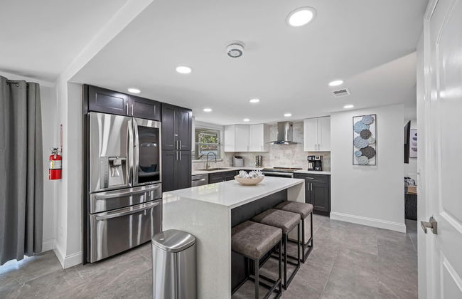 Luxe Largo Retreat: Pool, Games, Basketball & More - Foto 3