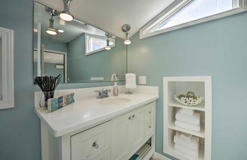 Spacious Delton Home with Fire Pit and Lake Views - Foto 23