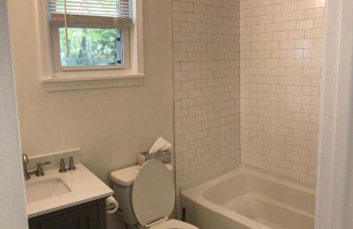 LakewoodLyon Park Renovated Cottage Near Duke 23A - Photo 5