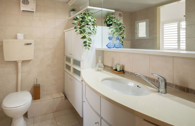 Homey Kiryat Haim Apt by Sea N Rent - Foto 18