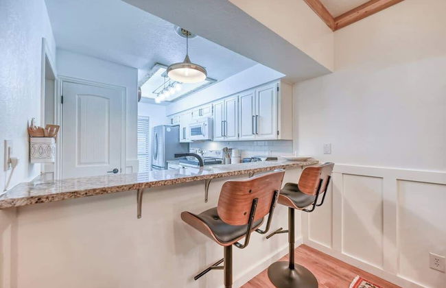 Luxurious Riverfront Condo Just 1 Blk to Schlitterbahn! - Foto 12