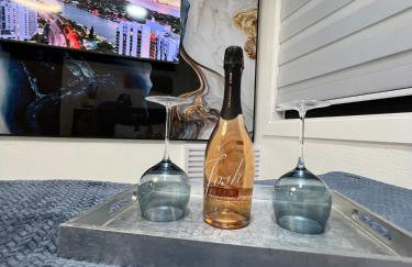 AMIRI Hollywood 5 mins from Hard Rock Stadium & The Guitar - Foto 46