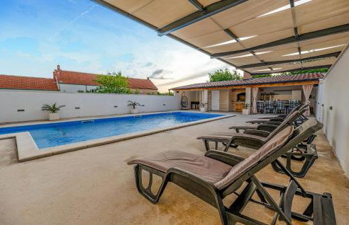 Gorgeous Home In Nadin With Wifi - Photo 7