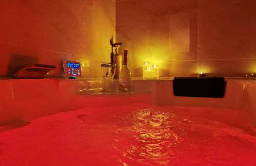 Appartement Bulle d'antan en cœur de ville - Monument classé historique - Grand Jaccuzi - Photo 3