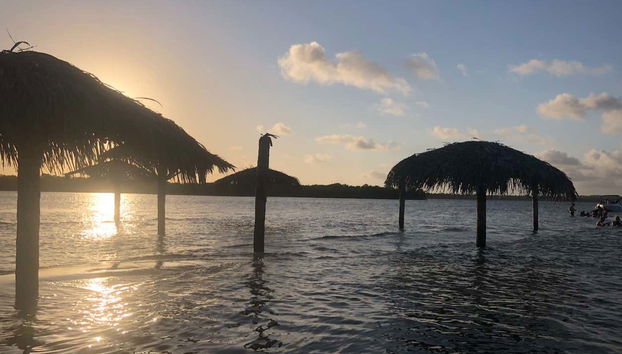 El sol se oculta en la Isla de los Enamorados