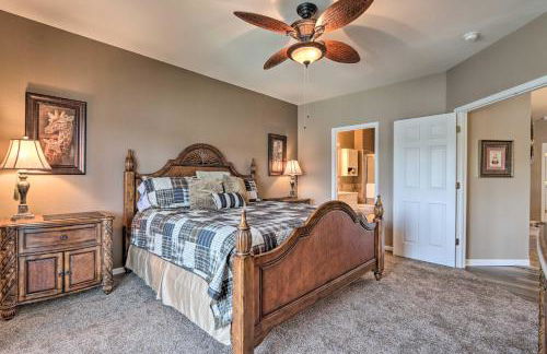 Lakefront Balcony and Pool Access Camdenton Condo - Foto 12