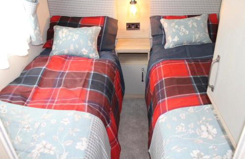 luxury new 3 bed caravan with stunning sea view on private beach in Thorness bay - Foto 25