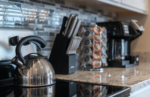 Stunning Views + Hot Tub + Location! 3 bed/3 bath - Foto 15