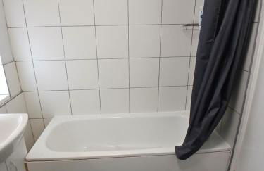 PREISTLEY HOUSE- CONTRACTORS ACCOMMODATION Entire 4 Bedroom House with free parking and up to 8 sleep- NO PARTIES ALLOWED - Foto 13