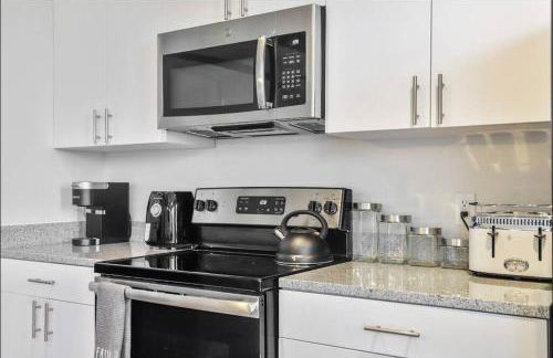 Lux Penthouse Skyline, Views Gym , Free Parking & Wifi - Photo 16