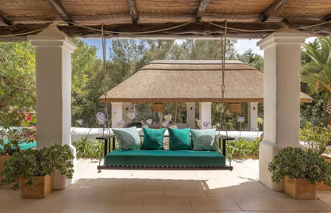 Traditional Villa With Garden - Photo 23