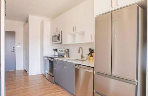 Modern East Side 1BR Apt with Balcony, Pool, and Gym - Foto 13