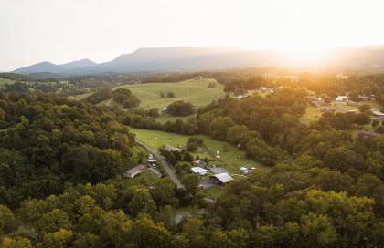 Meadow View Romantic Nature Stay w Barn, Outdoor Tub and Sauna - Foto 22