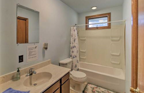 Walk to Green Lake and Beach Cozy Cabin with Deck - Foto 12