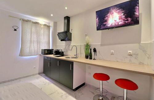 Love Room avec Jacuzzi Privatif Évasion Romantique à Castelsarrasin - Foto 6