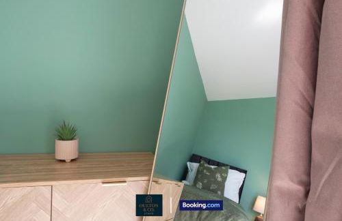 Luxury Retreat For 10 Short Lets & Serviced Accommodation Manchester with Hot Tub and Spacious Garden - Foto 41