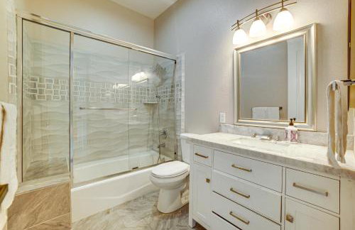 Expansive Riverside Mansion! Luxe, Family Friendly - Foto 25