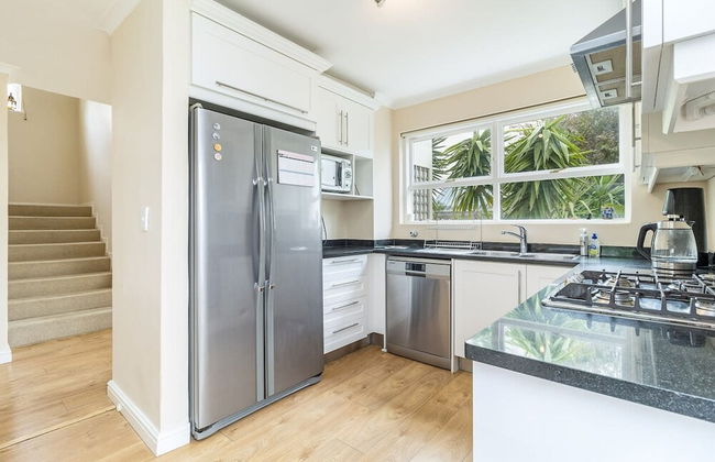 3 Bedroom Family Home - Houtbay - Photo 16