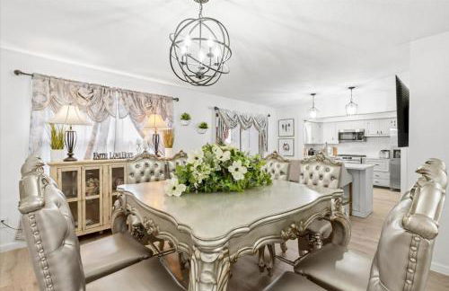 Spacious Backyard • Alfresco Dining • Pet Friendly - Foto 9