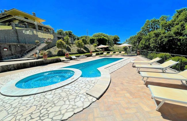 Pool, Jacuzzi and Events Room - Charming Villa in Umbria - Sleeps 24 - Lake View - Foto 61