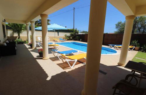 VILLA EBER - independent 1 & 2 bedroom apartments, pool, air con, fast Wi-Fi, near old town of Albufeira and beaches - Foto 12