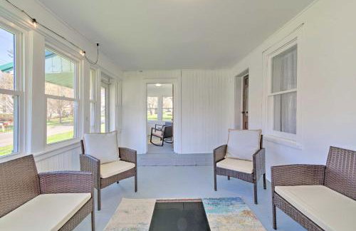 Walk to Beach! Sodus Point Escape with Private Yard - Foto 31