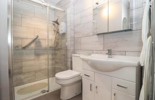 The Grooms - Photo 17