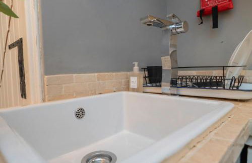 Heron Stays Bath- Charming Village Cottage with Parking, Garden, Just 3 Miles to Bath Centre, Sleeps 5 - Photo 25