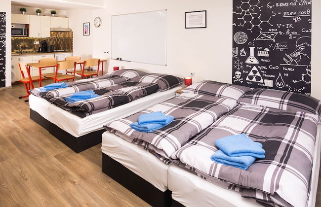 School Apartment by metro stop Vyšehrad - Foto 1