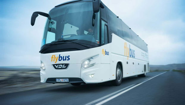 El autobús transitando en la carretera hacia Reikiavik