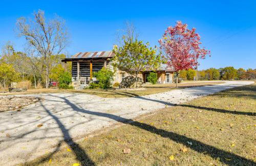 half-Mi to Lake Cabin on 43 Acres in Shell Knob! - Foto 1