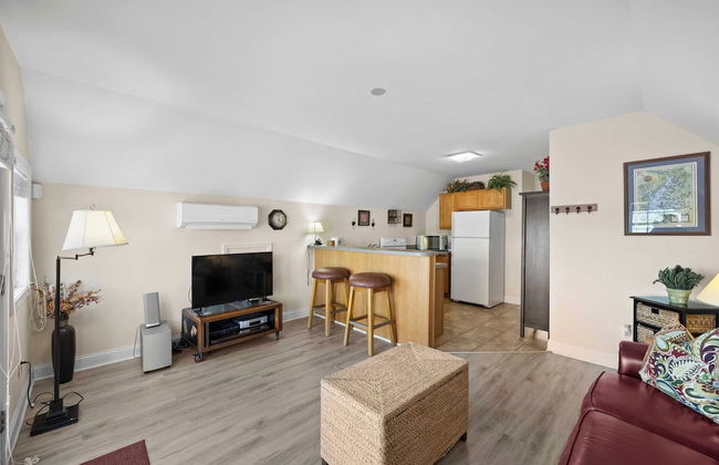 Bear Creek Lodge by Avantstay Lakefront + Dock - Photo 17