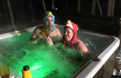 Modern Waterfront Yurt for a Romantic Getaway with a Hot Tub in the Monadnock Region, New Hampshire - Foto 2