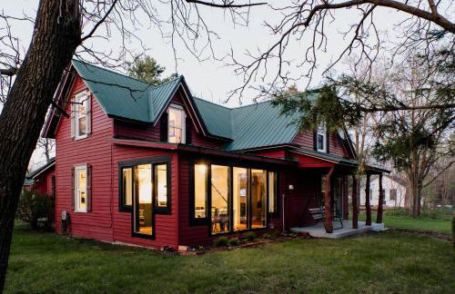 Charming Cabin with Hot Tub & Fire Pit - Foto 54